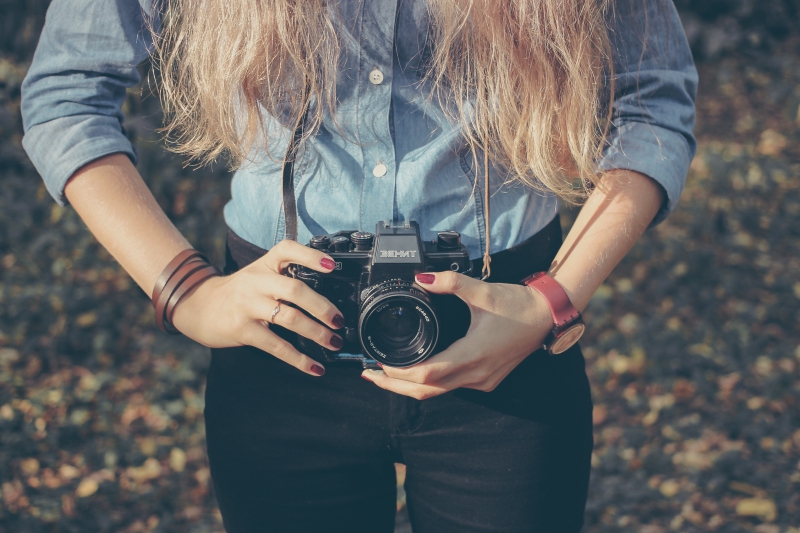 photographe-ST PAUL EN FORET-min_hand-person-girl-woman-camera-photography-614-pxhere.com