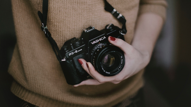 photographe-ST PAUL EN FORET-min_woman-camera-photography-photographer-slr-dslr-319-pxhere.com